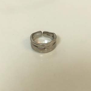 Super söt ring i sterling silver. Ringen är justerbar så perfekt för den som inte riktigt vet sin ringstorlek. 