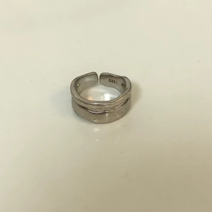 Ring  - Super söt ring i sterling silver. Ringen är justerbar så perfekt för den som inte riktigt vet sin ringstorlek. 