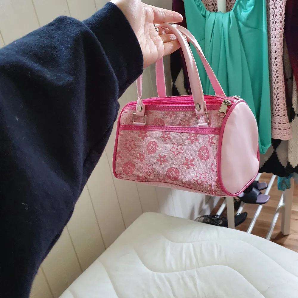 +40kr frakt! Hur gullig är inte denna rosa lilla hello kitty väska 😍. Den har två fack och en broderad hello kitty! Skriv om du är intresserad eller har några frågor! 🥰. Accessoarer.