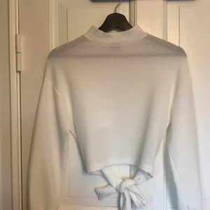 Vit tröja med knyte i ryggen Gina Tricot - Jättefin vit tröja med knyte i ryggen från Gina Tricot. Den är i storlek XXS men funkar även för XS och S (något kort i ärmarna dock). Knappt använd så i mycket fint skick. Köparen står för frakten! 