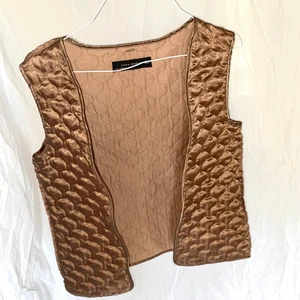 Väst ZARA - Kiltad väst från zara. Ganska liten skulle säga att den passar en mindre S eller XS. Bra skick. Aldrig använd. 