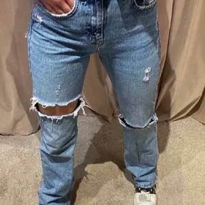 Skit snygga jeans st 38 passar folk med st 34 - Jätte fina jeans som inte är använda för att har inte fått nån användning av dom. Dom sitter jätte snyggt och är väldigt små i storleken! (Lånad bild) 