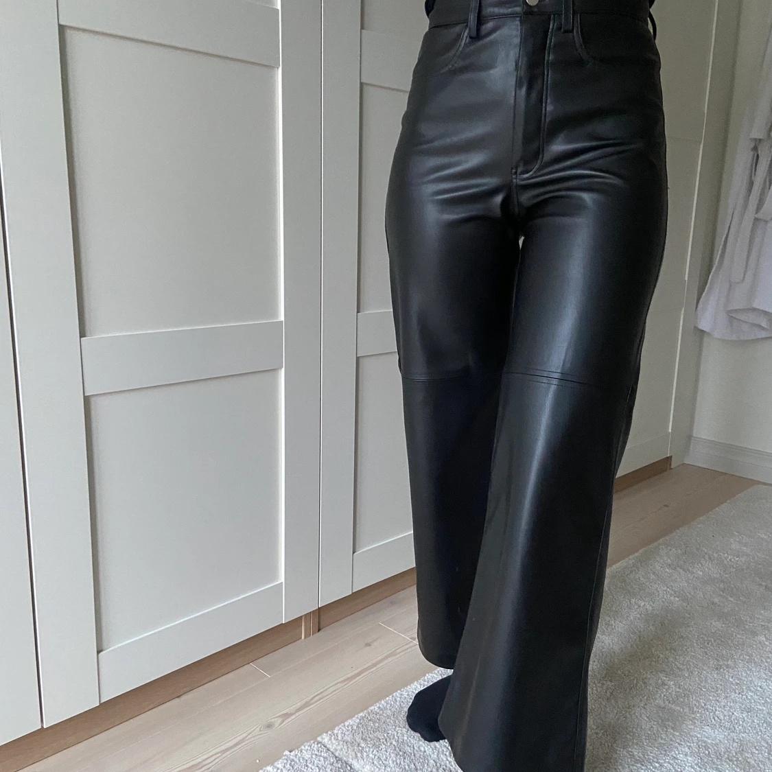 Byxa i läderimitation, H&M