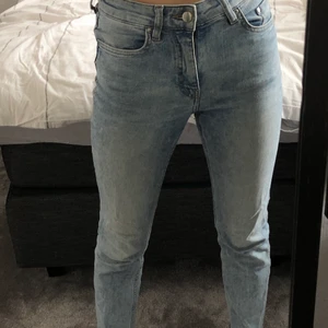 Jeans - Hm jeans i mjukare jeanstyg. Storlek 34.