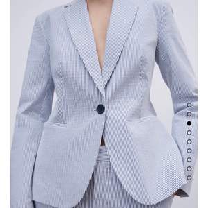 Säljer denna helt oanvända kostym/ blazern från Zara då jag köpte 2 stycken i olika storlekar. (Den jag har på mig på bilderna är i storlek 36, säljs EJ!) Se sista bild för den oanvända i storlek 38! Slutsåld hos Zara✨☺️  (blå & vit randig). Köpt för 400kr