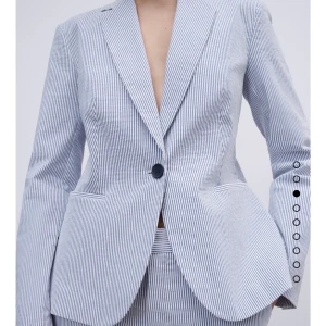 Kostym / blazer - Zara  - Säljer denna helt oanvända kostym/ blazern från Zara då jag köpte 2 stycken i olika storlekar. (Den jag har på mig på bilderna är i storlek 36, säljs EJ!) Se sista bild för den oanvända i storlek 38! Slutsåld hos Zara✨☺️  (blå & vit randig). Köpt för 400kr