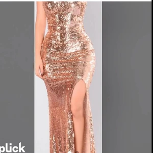 Sequin adress Fashion Nova  - Roseguld festlig klänning, jättefin på, använd 1 gång på min bal, säljer för kommer inte använda mer, storlek XS passar även S, bra längd, köpte för 700kr, vid leverans står man för frakten själv
