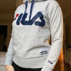 Fila tröja - Säljer min Fila tröja, köpt på Nelly. Sitter bra och den är sann till storleken men föredrar större Hoodies så har ej fått användning för den därav säljs den. Pris kan diskuteras. 