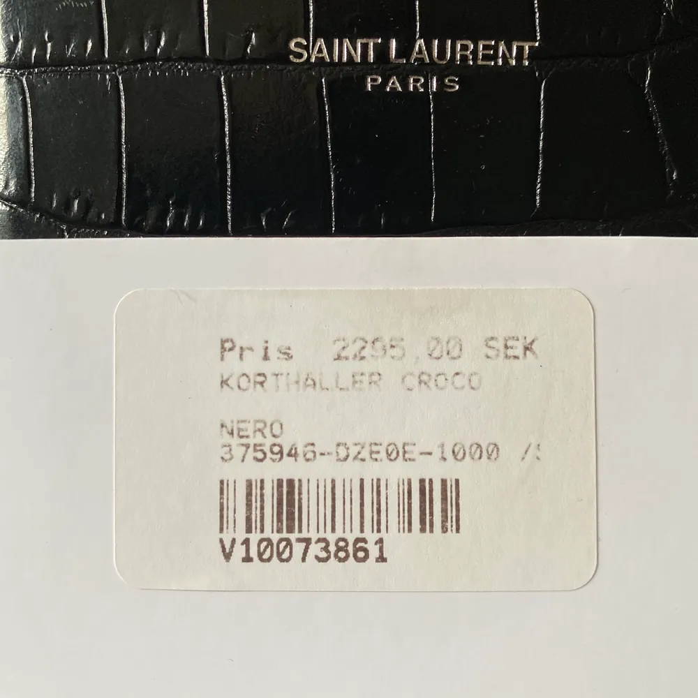 Tänkte göra en intressekoll på min korthållare från Yves Saint Laurent i super fint skick. Nypriset är 2295kr! Hör av er vid frågor. . Accessoarer.