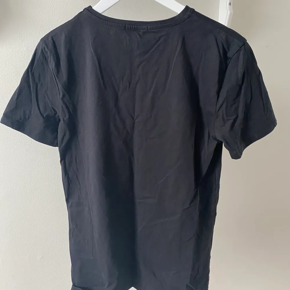 Säljer min svarta oversized T-shirt från NA-KD✨ Mycket bra skick, nästan aldrig använd💓 55kr + frakt. T-shirts.