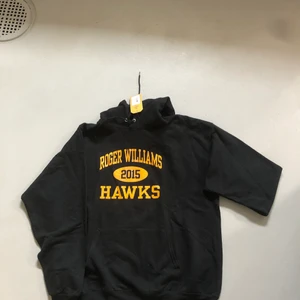 Collegetröja  - En mörkblå, (nästan svart) college Hoodie med tryck på bröstet. Köpte den från UK, (Beyond Retro), för ca 400kr. Prislappen är kvar!                        Kan mötas upp eller frakta, köparen står för frakt. 