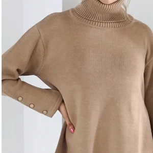 Busnel Liza sweater helt ny med lapparna kvar, stl 40 - Väldigt snygg polotröja från Busnel. Model:Liza Färg: Beige Matrial: Merinoull   Helt ny med lapparna kvar.  Öppen nertill på sidorna.  Pris i butik: 3699 kr  Mitt pris: 1800 kr