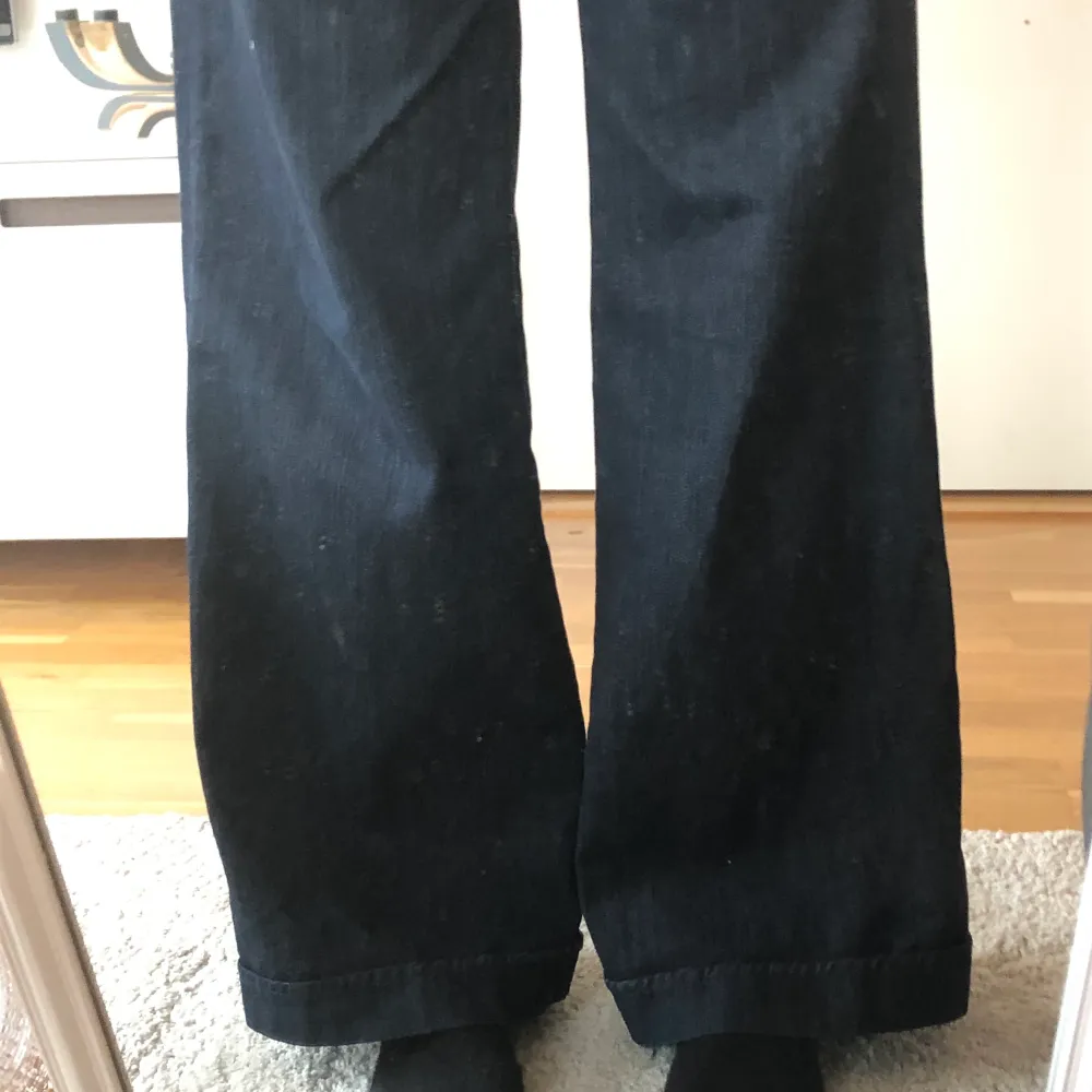 Mörkblåa vintage jeans. Vida och långa. Jag är 178cm lång och dessa jeans är i den parfekta längden. Spersköna och i fint skick.💜💸🌸🔥. Jeans & Byxor.