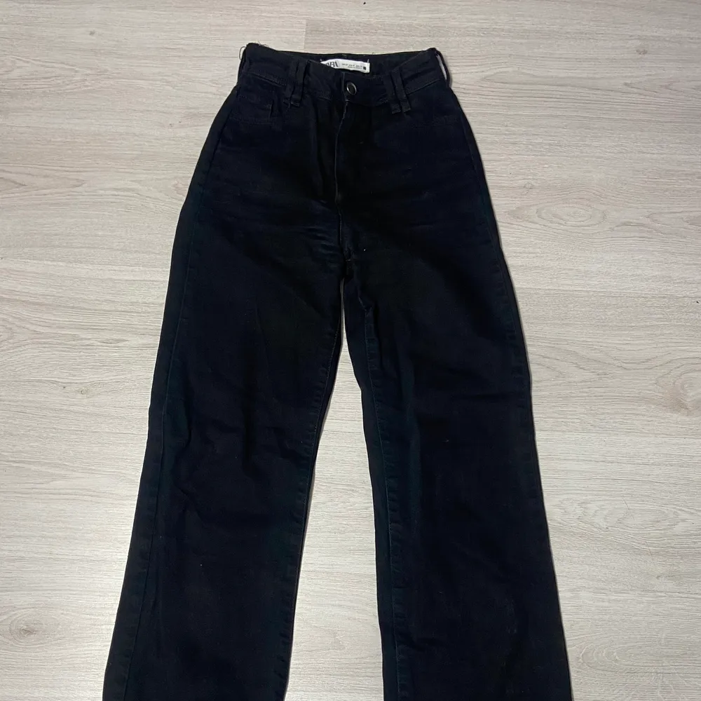 Raka svarta zara jeans som är insydda i midjan, gylfen är lite trasig men funkar ändå! . Jeans & Byxor.