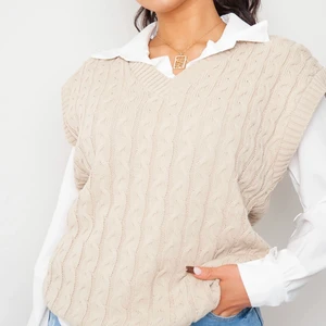 Stickad väst - Superfin väst från JFR i stl S/M, som inte kommer till användning. Passar supersnygga över en skjorta eller något annat långärmat. Nypris 399, säljer den för 150kr + frakt. 