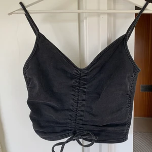 Jeansaktig topp - Linne/topp i jeans material med justerbart band 😇 ganska stretchig så passar 32-38! Köparen står för frakt 🚚 