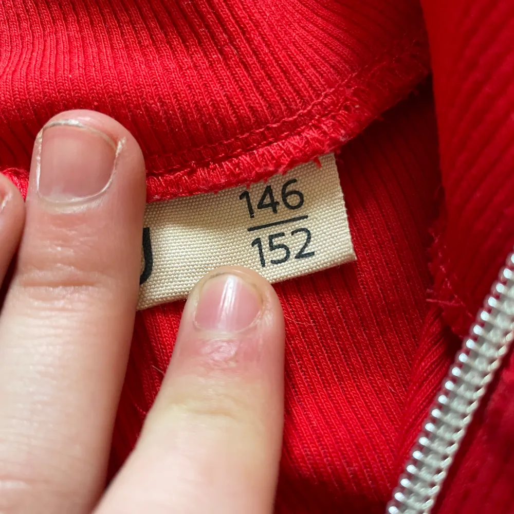 En röd tröja med dragkedja högst upp från kaphal i storlek 146-152. Väldigt fint skick och tvättas innan den skickas. !! Köparen står för frakten!!. Jeans & Byxor.
