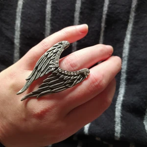 Rockig ring angelwings - Ställbar. Inget att anmärka på! Frakt endast 12:-
