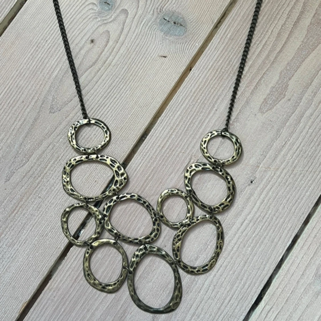 Halsband med stora ovala länkar i antikguld