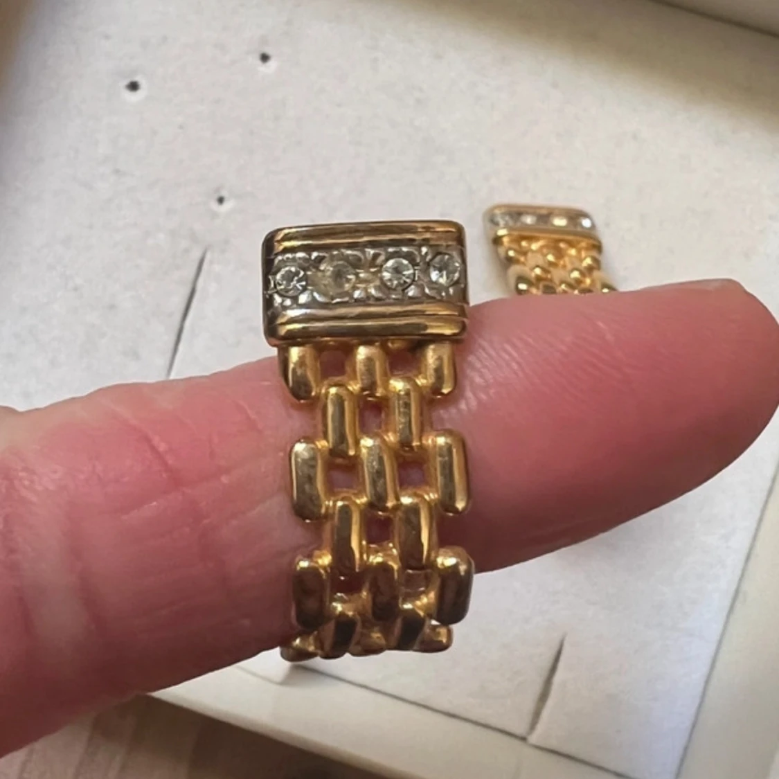 Guldiga örhängen med kedjedesign och stenar - 1