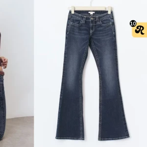 Mörkblå flare jeans med låg midja - Säljer ett par av ginas nya jeans kollektion. Skitsnygga men råkade köpa 2 av samma. Längd: regular Storlek: S