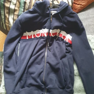 Mörkblå hoodie med dragkedja från Moncler - Säljer en mörkblå hoodie från Moncler då den inte passar längre, den är riktigt snygg och galet bra kvalitet, hör av er vid eventuella frågor 🙌