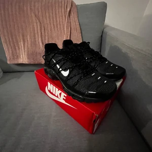 Svarta skor från välkänt märke - Säljer ett par svarta skor från välkänt märke. , samt snörning och platt sula. Perfekta för dig som gillar streetwear och vill ha något bekvämt och snyggt.