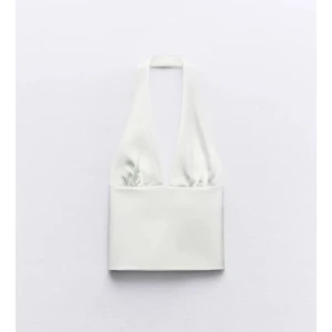 Topp Zara  - Söt satin topp från Zara🤍Helt oanvänd med lappar kvar! Strl M men passar en S då den går att reglera i ryggen. 