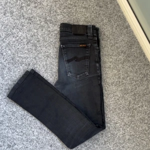 Svarta Nudie Jeans - Svarta Nudie Jeans || Storlek 28/34 || Skick 9/10 || Kontakta om ni har några frågor eller funderingar.