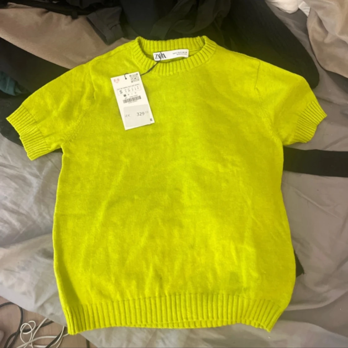 Neongul stickad tröja från Zara