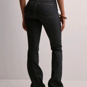 Mörkblå skinny bootcut jeans från Calvin Klein - Säljer dessa fantastiska jeans jag fick i present som tyvärr är för små för mig :( Mörkblå skinny bootcut jeans från Calvin Klein. Midrise. Oanvända med prislapp, nypris 1499kr 