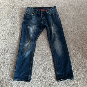 Jeans dsquared2 - Säljer ett par blå jeansbyxor från Dsquared2 då de har blivit lite för små för mig de har slitningar framtill och skitsnygg wash både fram och bak.  Skriv om du har frågor, priset är inte hugget i sten