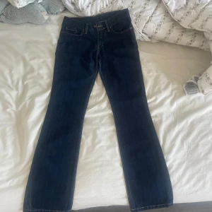 Blå jeans från Gul & Blå Blondie Jeans - Säljer dessa blåa jeans, använda fåtal gånger så är i nyskick! Rak modell i storlek 31/32. Man står för frakten själv!
