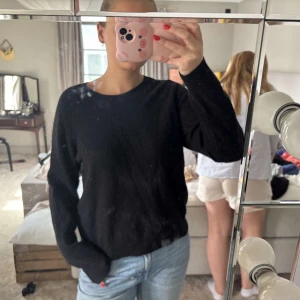 Svart stickad tröja  - Basic stickad tröja från Carin Wester! Lite nopprig, men annars bra skick❤️