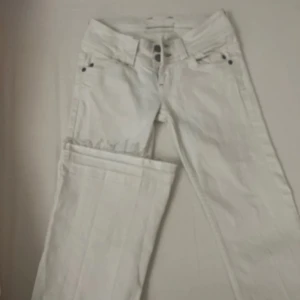 Vita lågmidjade bootcut jeans - Jätte snygga vita lågmidjade bootcut  jeans som inte kommit till användning💞Midjemått rakt över:35cm innerbenslängd:76