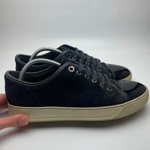 Lanvin skor  - Hej! Säljer nu dessa sjukt feta lanvin skor. Skorna är i fint skick! Har ett begränsat antal boxar och dustbag. Hör av dig vid frågor eller liknande 