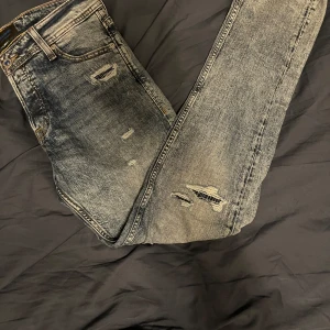 Jack and Jones jeans - Säljer ett par helt nya Jack and Jones jeans i modellen slim Glenn. Skick 10/10 använda 1 gång. Storlek 30/32