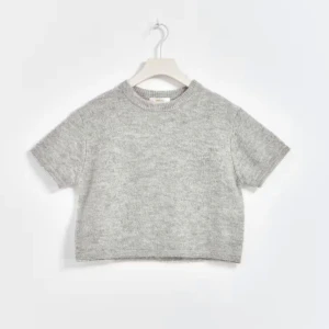 Stickad kortarmad tröja - Detta är en stickad tröja som är kortarmad, tröjan är i storlek 146/152. Inte använd många gången utan bara ca 2 gånger.💞 Längden på tröjan kan vara lång och kort beroende på din längd . Original pris är 200kr