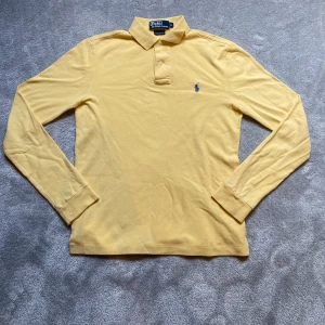 Gul långärmad piké  - Inga defekter❌, normal i storleken, mått på sista bilden📏   Perfekt nu för vår och sommar🍾