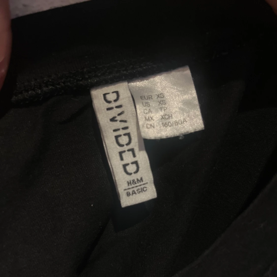 Svart croppad t-shirt från H&M Divided - 2