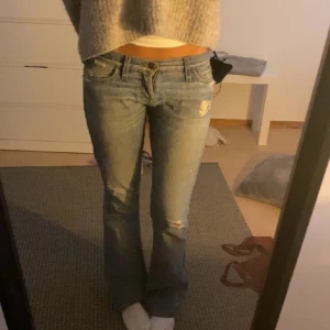Lågmidjade jeans - Säljer nu mina skit snygga lågmidjade jeans. Storlek W25/26.💕 (spruckit mellan benen men syns ej när man har på sig de, hör av er för bilder)