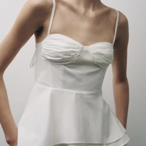 Vit topp Zara - Säljer den populära vita toppen ifrån zara då den ej kommer till användning! Helt nytt skick, endast lapparna av avklippta då de syndes igenom💞