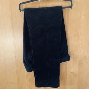 Manchesterbyxor från Oscar Jacobson - Oscar Jacobson manchesterbyxor i storlek 150, 