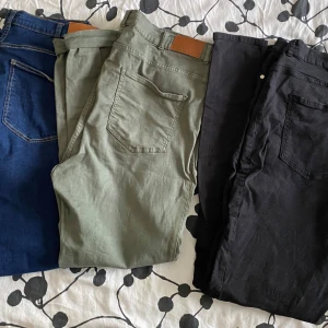 Jeans  - 100kr/st så skicka gärna privat vilken/vilka ni vill ha eller om ni vill ha alla! 