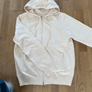 Kashmir/Merinoull Zip Hoodie - En riktigt stilren Kashmir/Merinoull Zip Hoodie i storlek XS!🌟Riktigt snygg beige färg! Perfekt tröja inför sommaren! Bara testad, aldrig använd! Hör av dig vid intresse eller minsta fundering😊