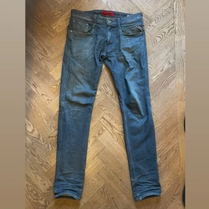 Replay Anbass slim jeans  - Säljer ett par Replay Anbass jeans med slim passform. 