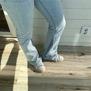 Seven for all mankind bootcut jeans - Supersnygga från jeansarkivet och är omsydda med den coola leopard detaljen! Midjemått 35 cm och innerbenslängd 79 cm! Lågmidjade och bootcut och superfin ljusblå färg!!😍 så snygga glittriga detaljer på fickorna, dom är från 7 for all mankind, så riktigt snygga vintage! Bilderna är lånade från förra ägaren förutom sista! Priset kan disskuteras. Se sista bilden, knappen är påsydd då dem lossnande men det är inget som stör utseendet eller funktionen!