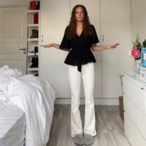 Vita jeans - Säljer ett par jätte snygga vita lågmidjade jeans😍