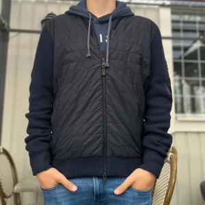 Cardigan från j.lindeberg - J.lindeberg cardigen i storlek L. Knappt andvänd och jackan är i topp skick. Han på bilden är 1,74. Priset är inte hugget i sten!