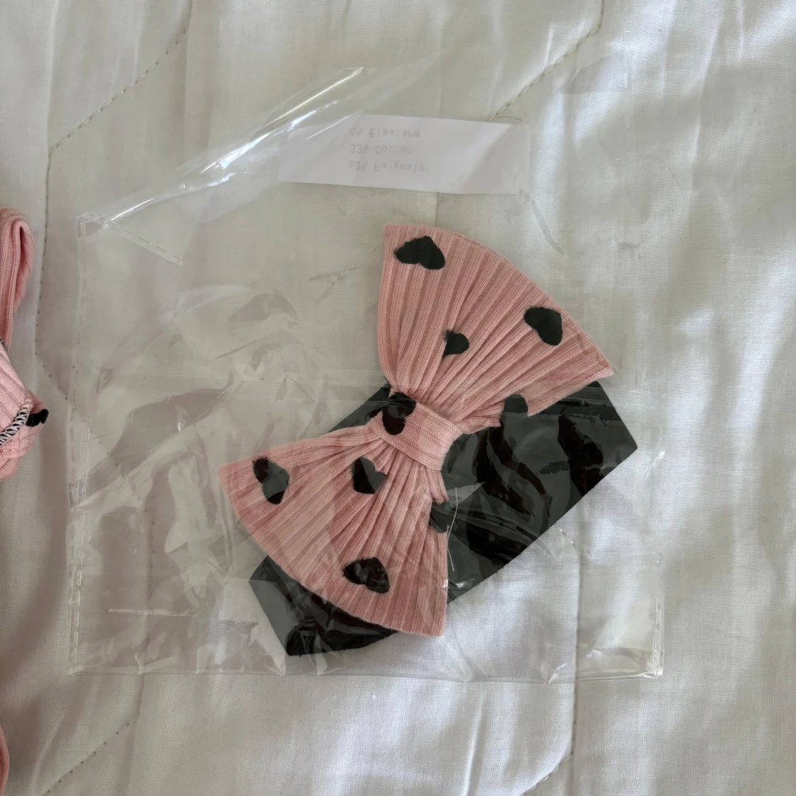 Rosa ribbad body med svarta hjärtan  - 4